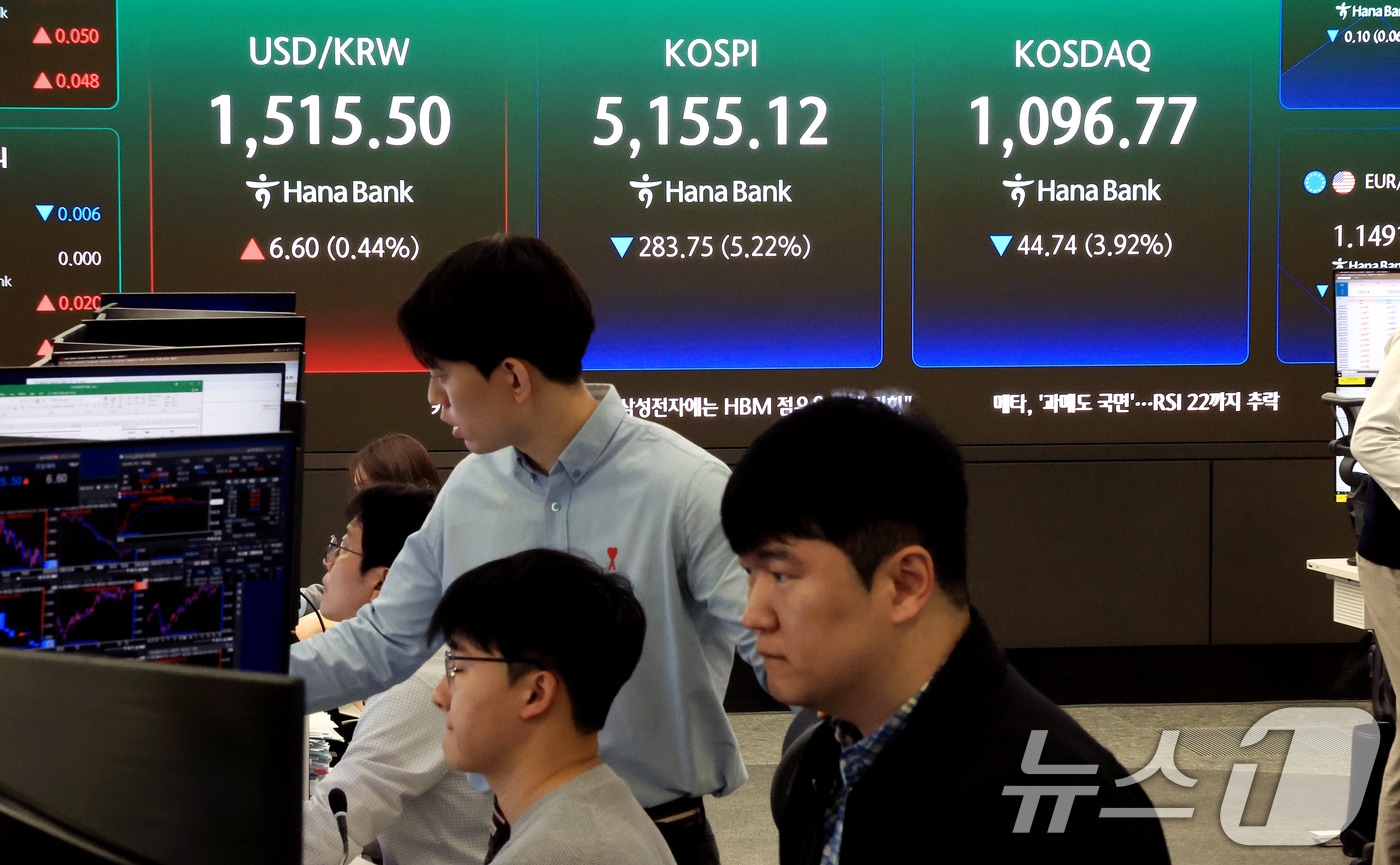 30일 서울 중구 하나은행 딜링룸 전광판에 증시 시황이 표시되고 있다.  2026.3.30 ⓒ 뉴스1 이호윤 기자