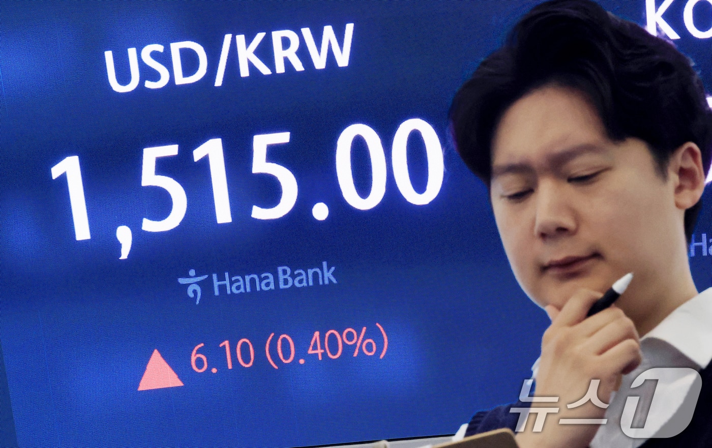 30일 서울 중구 하나은행 딜링룸 전광판에 증시 시황이 표시되고 있다. 이날 코스피는 전 거래일 대비 257.07포인트(4.73%) 내린 5181.8로, 코스닥 지수는 39.74포인트(3.48%) 하락한 1101.77로 개장했다. 원·달러 환율은 전거래일 대비 6.1원 오른 1515.00원에 거래되고 있다. 2026.3.30 ⓒ 뉴스1 이호윤 기자