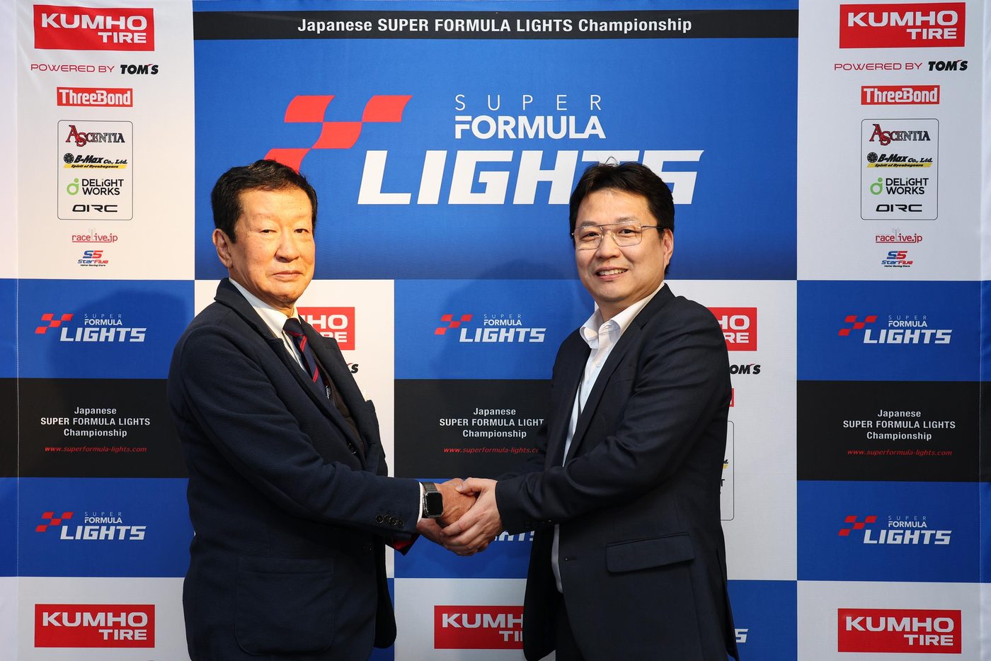 금호타이어 영업기획부문장 겸 일본법인장 이두희 상무와 SFL 어소시에이션 미즈노 대표이사가 28일 일본 후지 스피드웨이에서 후원 조인식 후 기념사진을 찍고있다. (금호타이어 제공)