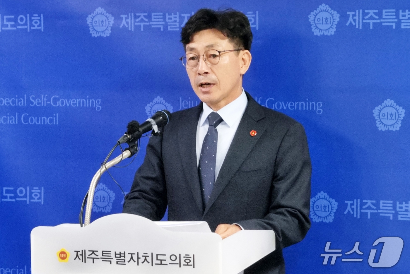 강상수 제주특별자치도의회 의원(국민의힘, 서귀포시 정방동·중앙동·천지동·서홍동)이 30일 오전 도의회 기자실에서 기자회견을 열고 탈당을 선언하고 있다.