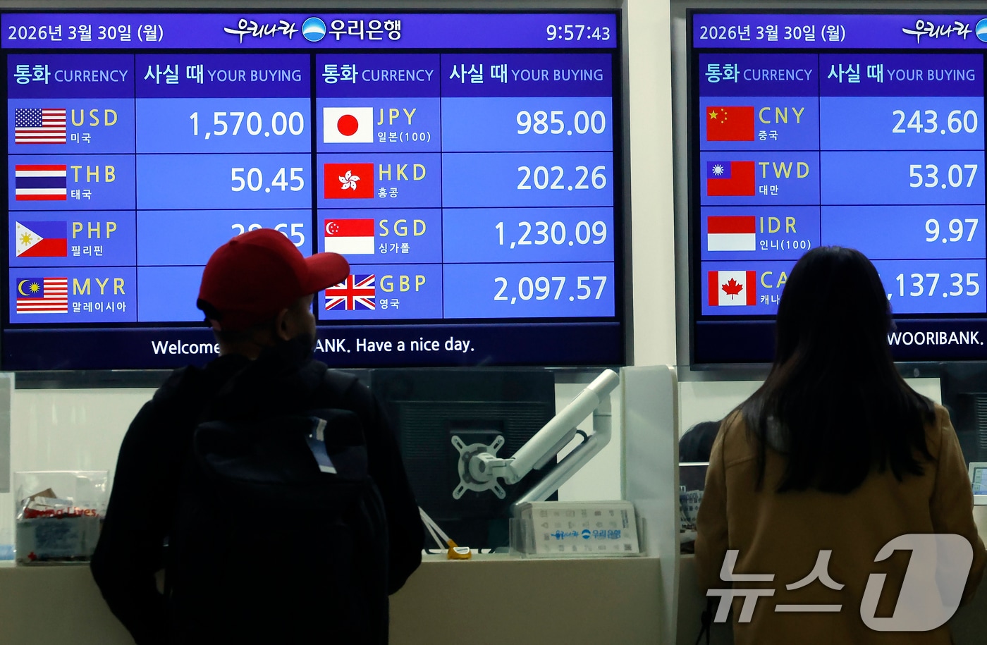 중동 사태로 인한 달러 강세로 달러·원 환율이 1500원대를 이어가고 있는 30일 인천국제공항 환전소에서 여행객들이 환전을 하고 있다. 국제유가가 120~130달러대에서 유지될 경우 환율 균형점 자체가 1500원으로 이동할 수 있으며, 미국이 지상군을 투입하고 전쟁이 확산하는 경우에는 단기간에 1550원 선도 돌파할 수 있다는 분석도 나온다. 2026.3.30 ⓒ 뉴스1 박정호 기자