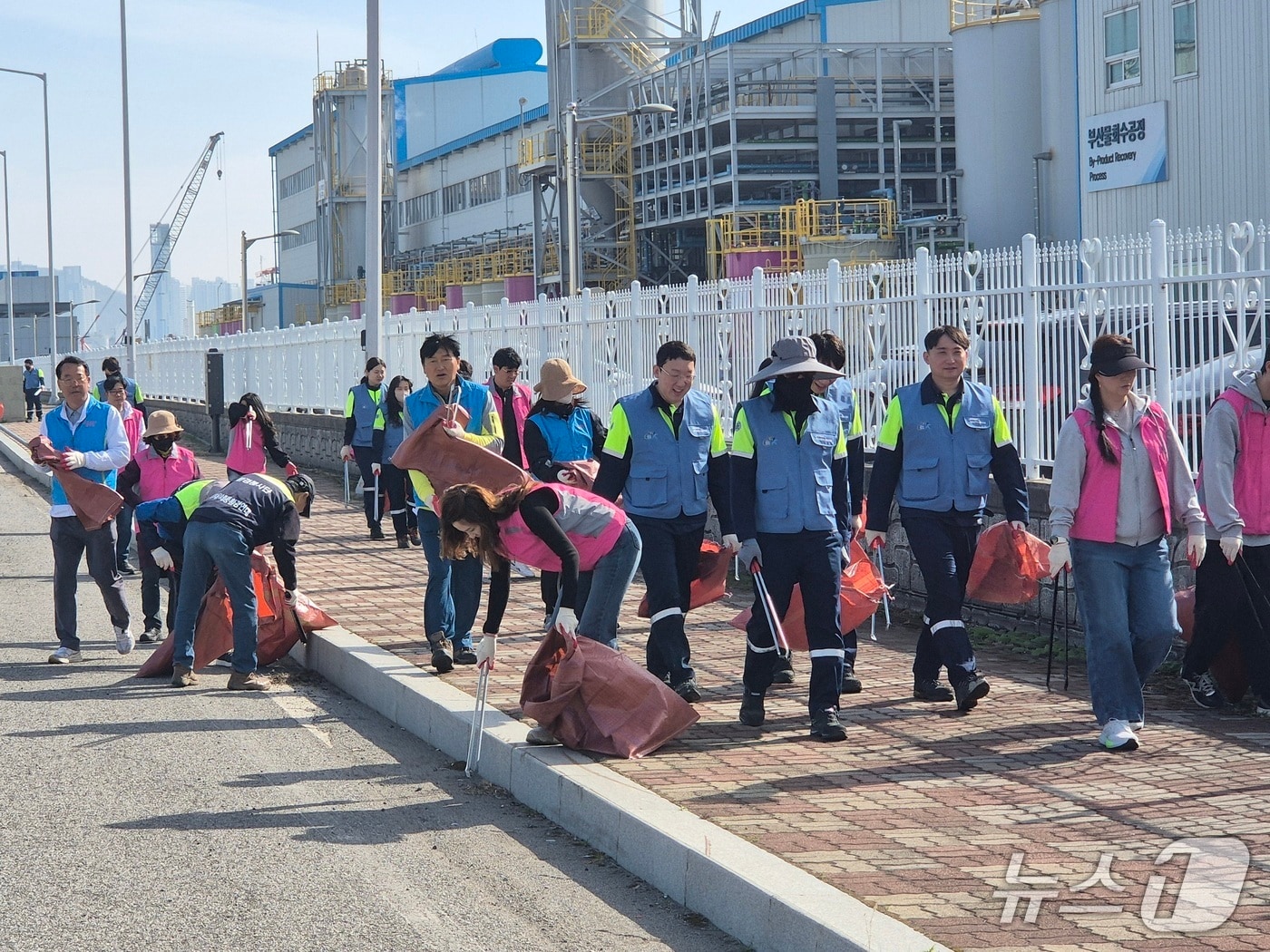 포스코그룹 이차전지 4개사가 28일 지역 주민들과 사업장 주변 환경정화활동을 진행하고 있다. (포스코퓨처엠 제공. 재판매 및 DB금지)