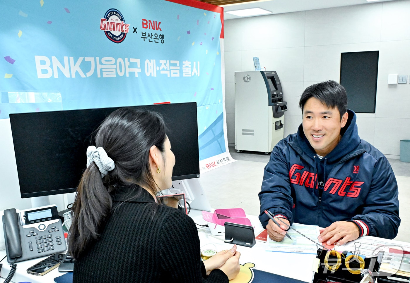 롯데자이언츠 소속의 전준우 선수가 'BNK가을야구예·적금' 상품에 가입하고 있는 모습 (부산은행 제공. 재판매 및 DB금지)