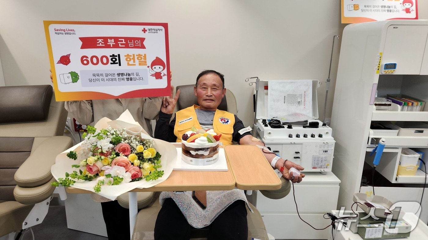600번째 헌혈을 하고 있는 조부근 씨.(사진=대한적십자사 광주전남혈액원 제공. 재판매 및 DB 금지)