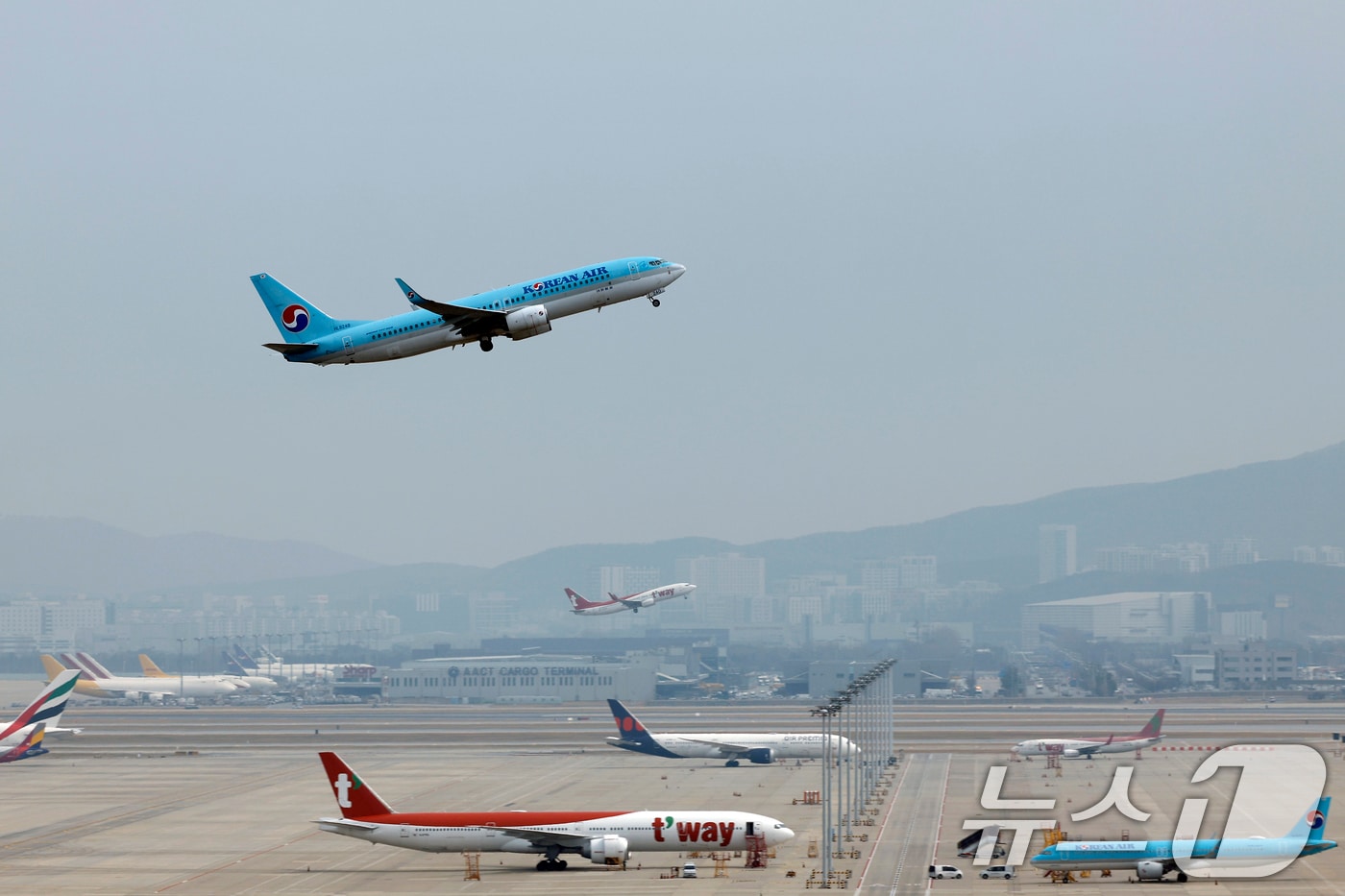  인천국제공항 계류장에 대기하는 항공기 앞으로 대한항공과 티웨이 항공기가 이륙하고 있다. 2026.3.30 ⓒ 뉴스1 박정호 기자