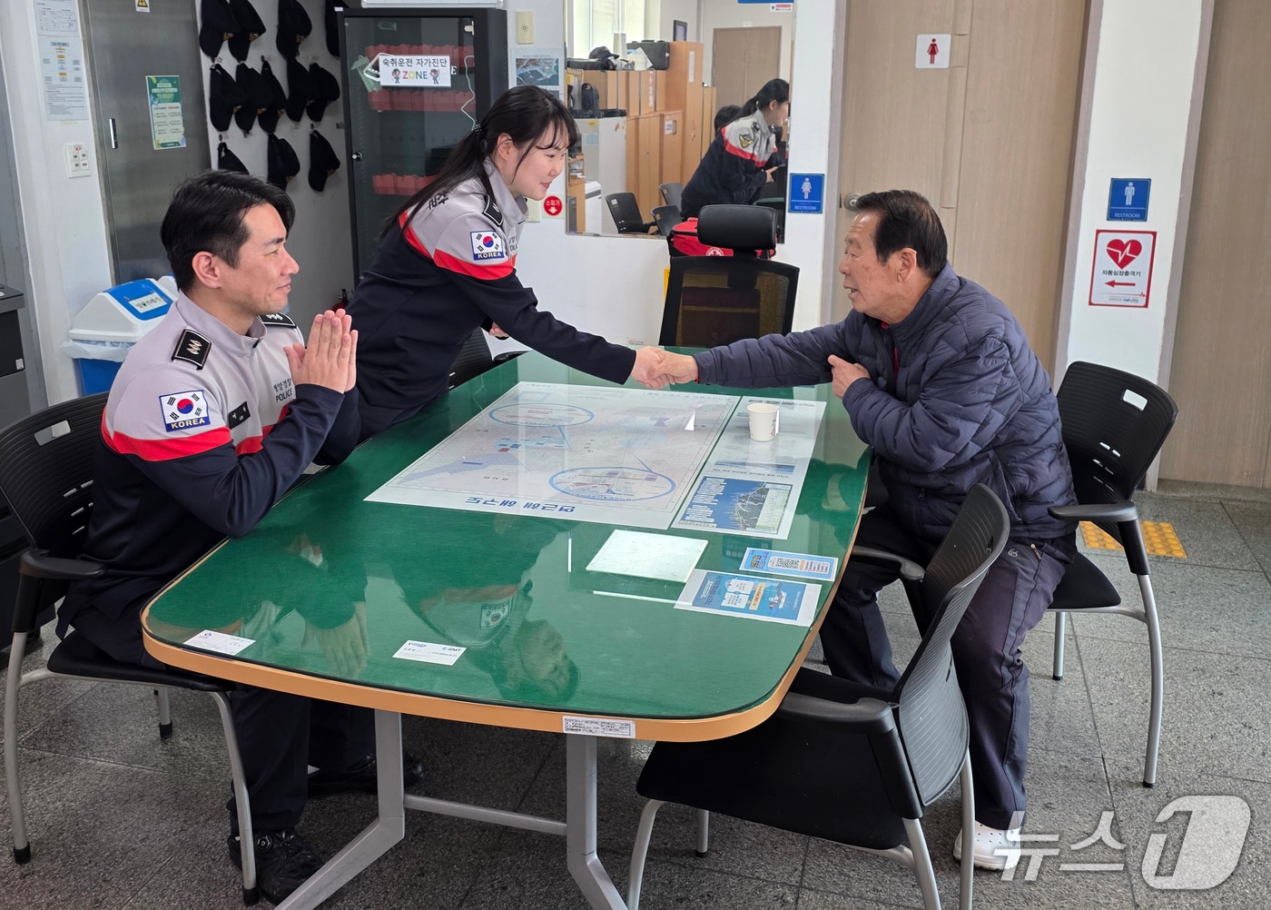 30일 경북 울진해양경찰서 후포파출소를 찾은 주민이 박재우 경장과 김예린 순경에게 감사 인사를 전했다. (울진해양경찰서 제공, 재판매 및 DB금지) 2026.3.30/뉴스1 
