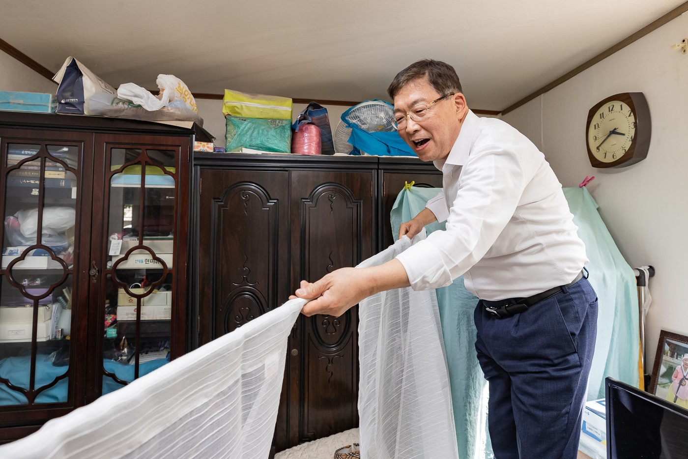 어르신 댁을 찾아가 커튼을 달아주고 있는 김경호 광진구청장