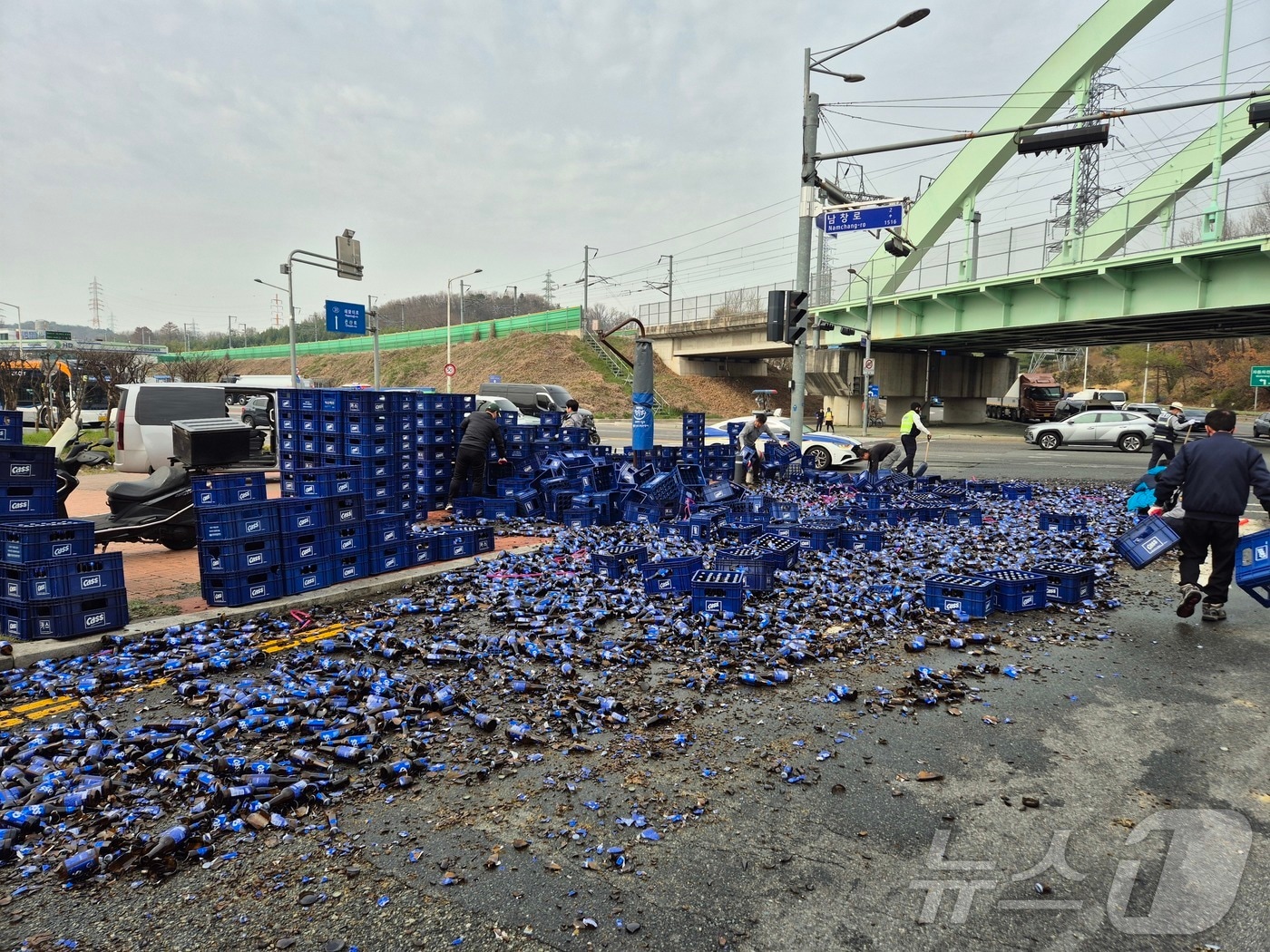 30일 오전 9시 25분께 울산 남구 두왕사거리 인근 도로를 달리던 25톤 트럭에서 맥주 수백병이 쏟아져 깨졌다. (울산경찰청 제공. 재판매 및 DB금지)2026.3.30 ⓒ 뉴스1 박정현 기자