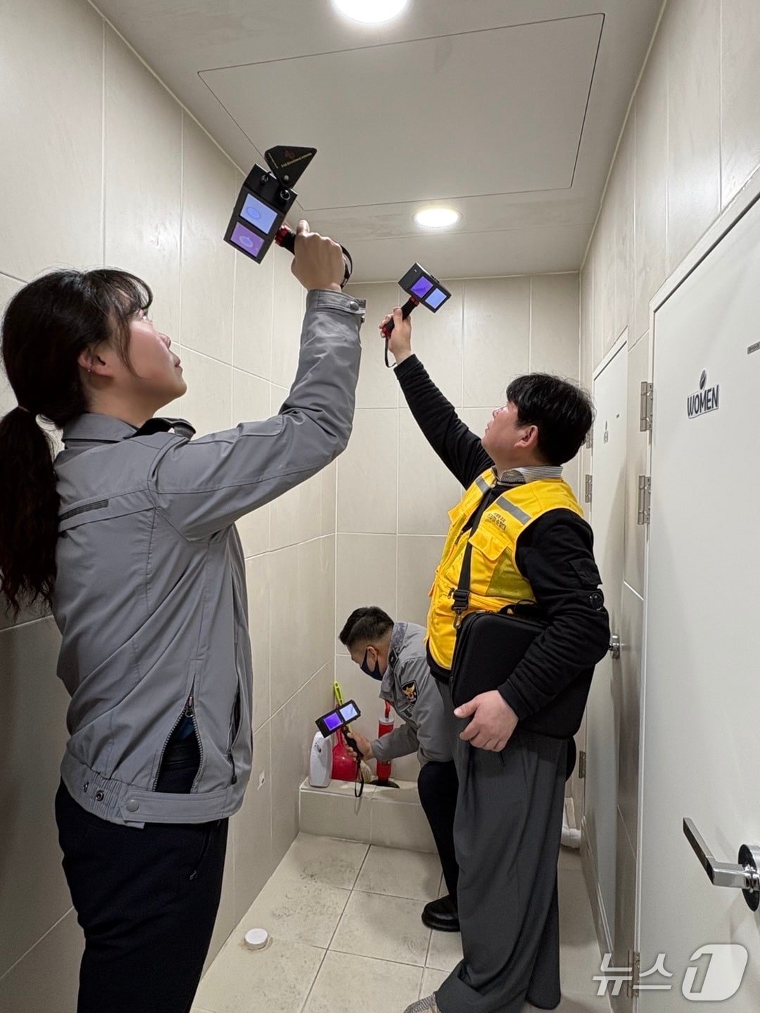 부산경찰청 불법 촬영 예방 점검팀 비추미순찰대가 불법 촬영 장비 점검을 하고 있다.(부산경찰청 제공. 재판매 및 DB 금지)