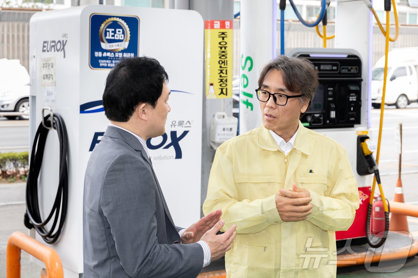 금한승 기후에너지환경부 1차관이 30일 서울 양천구 소재 주유소를 찾아 차량용 요소수 수급 및 재고상황을 점검하고 있다. (기후에너지환경부 제공. 재판매 및 DB 금지) 2026.3.30 ⓒ 뉴스1