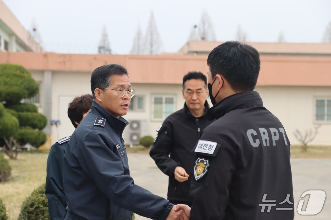 김재술 신임 대전교도소장(왼쪽·대전교도소 제공) /뉴스1