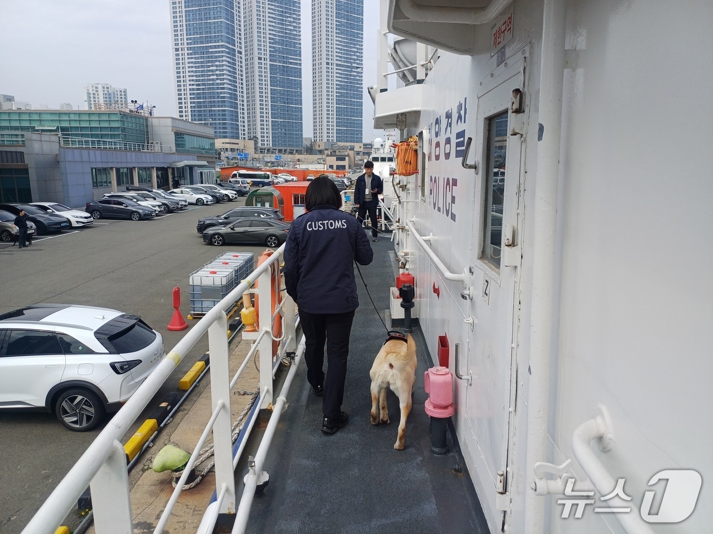 속초해경 경찰관과 마약탐지견 제시가 30일 마약류 밀반입 차단을 위한 합동훈련을 하고 있다.(속초해경 제공, 재판매 및 DB 금지) 2026.3.30/뉴스1