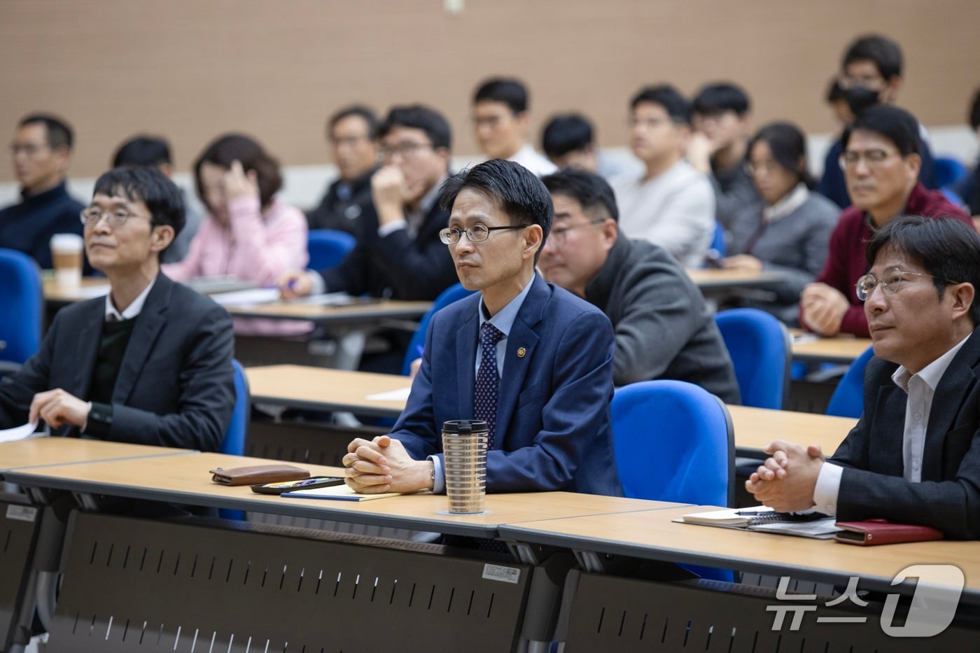 백승보 조달청장이 공공기관 AI 정책 활용 방법을 청취하고 있다.(조달청 제공.재판매 및 DB금지)/뉴스1