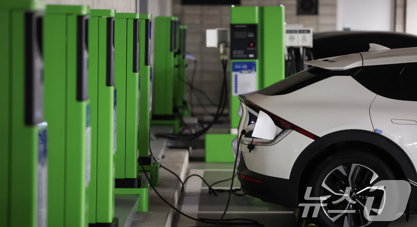 서울 시내 한 빌딩 내 전기차 주차구역에 차량이 주차된 모습. 2026.3.30 ⓒ 뉴스1 이종수　인턴기자