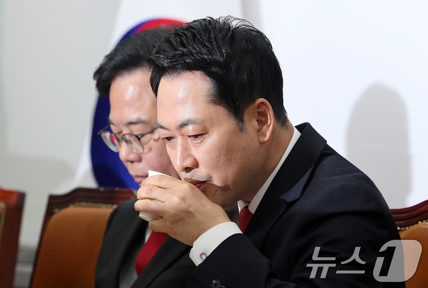 장동혁 국민의힘 대표가 30일 서울 여의도 국회에서 열린 최고위원회의에 참석해 물을 마시고 있다. 2026.3.30 ⓒ 뉴스1 박지혜 기자