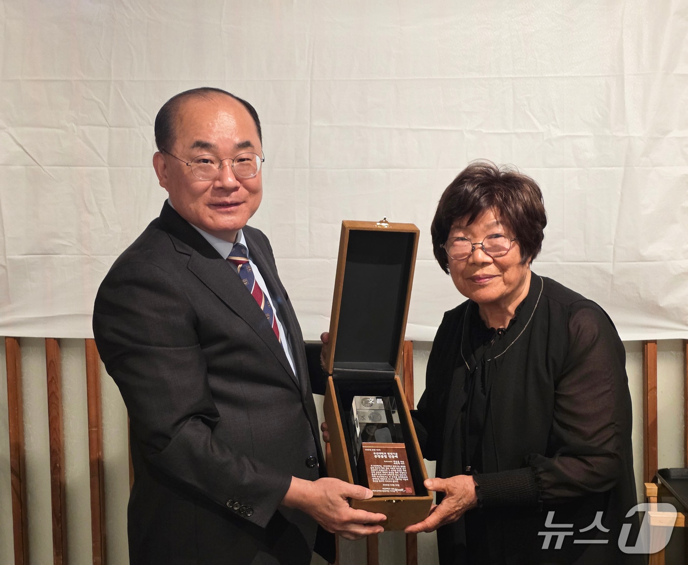 고(故) 최상훈 아스트로닉 회장의 부인 최옥계 동문(오른쪽)과 최재원 부산대 총장. (부산대 제공. 재판매 및 DB 금지)