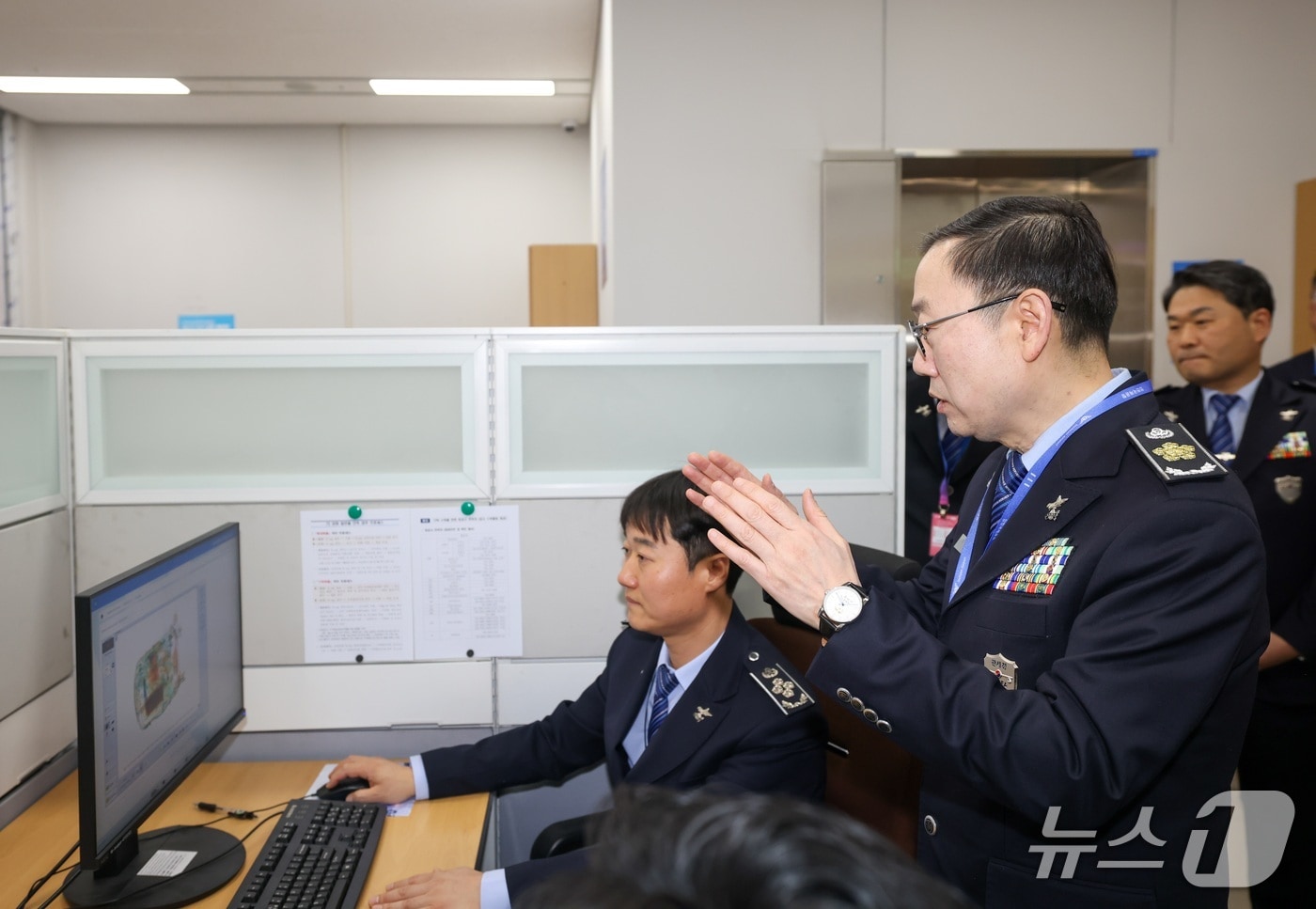 이명구 관세청장이 31일 인천국제공항 휴대·기탁 수하물의 X-ray 판독화면을 살펴보고 있다.(관세청 제공.재판매 및 DB금지)/뉴스1