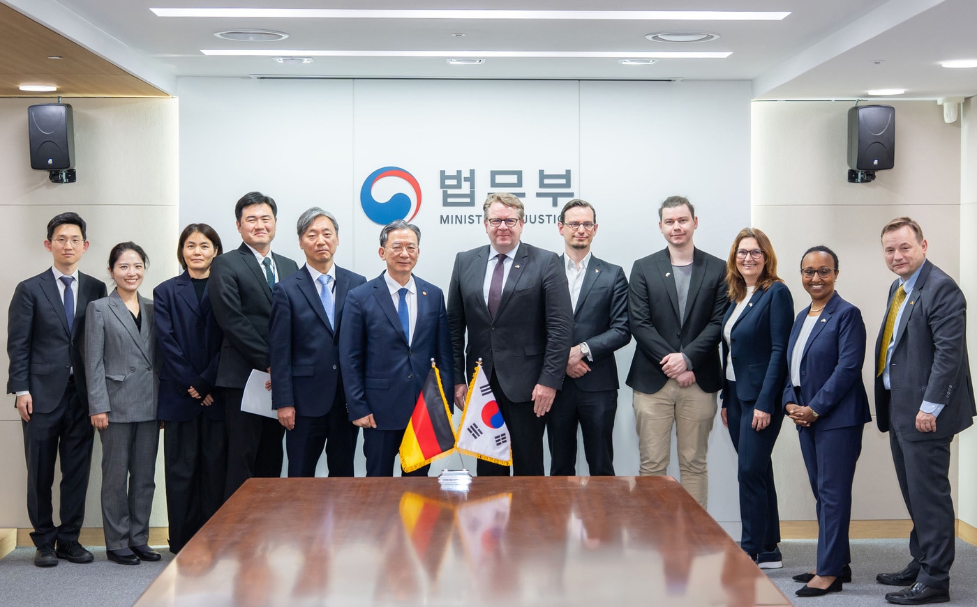 정성호 법무부 장관이 30일 오후 경기 과천 정부과천청사에서 카스텐 뮐러(맨 우측에서 6번째) 등 독일 연방의회 의원 6명과 게오르크 슈미트(맨 우측) 주한독일대사와 만나 기념촬영을 하고 있다. (법무부 제공) 2026.3.30