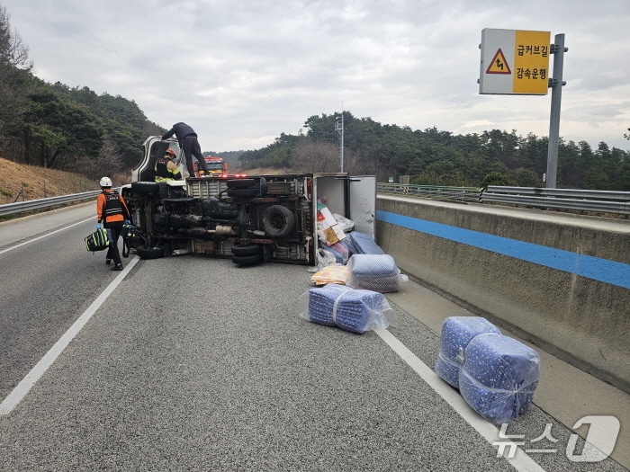 30일 오후 1시 47분께 전북 남원시 화정동 광주-대구 고속도로 하행선 52km 지점에서 1톤 탑차가 전도됐다.(전북소방본부 제공. 재판매 및 DB금지)