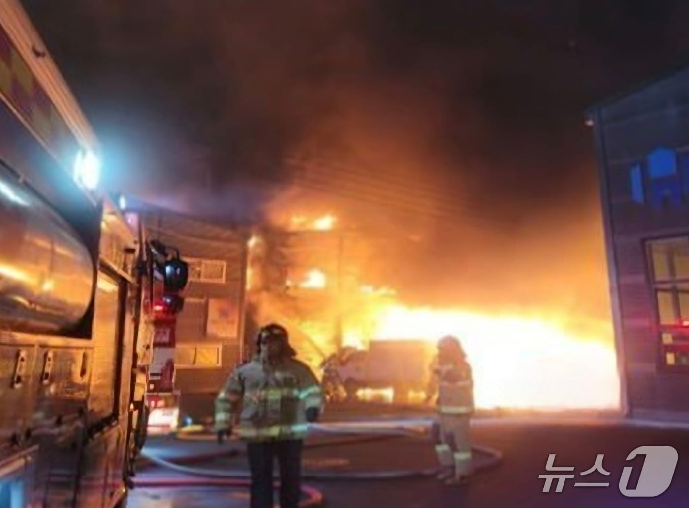 경기 광주시 매산동 소재 한 유통 공장에서 30일 오후 8시 9분께 화재가 발생했다. (경기도소방재난본부 제공. 재판매 및 DB 금지) 2026.3.30/뉴스1