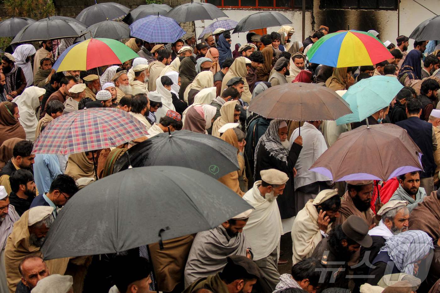 2026년 3월 30일 아프가니스탄 쿠나르주 아사다바드에서 파키스탄군의 박격포탄에 숨진 희생자를 위해 조문객과 유가족이 장례 기도를 올리고 있다. 2026.03.30. ⓒ AFP=뉴스1