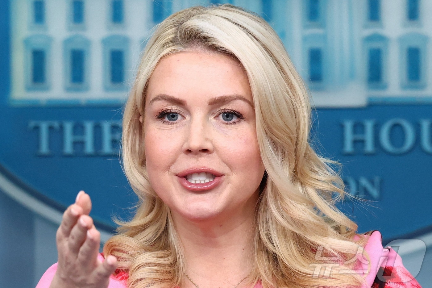 캐롤라인 레빗 백악관 대변인이 30일 브리핑에서 언론의 질문에 답하고 있다. 2026.3.30 ⓒ 로이터=뉴스1