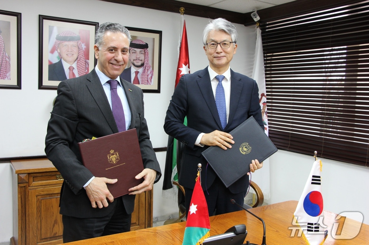  김필우 주요르단대사가 30일 요르단 암만에서 야룹 쿠다 요르단 산업통상부 장관과 '대한민국 정부와 요르단왕국 정부 간의 경제 및 무역 협력에 관한 협정'에 서명했다. 2026.03.31. (외교부 제공)