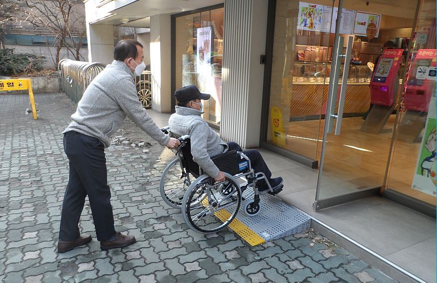 모두의 1층 맞춤형 경사로 설치(성동구 제공)