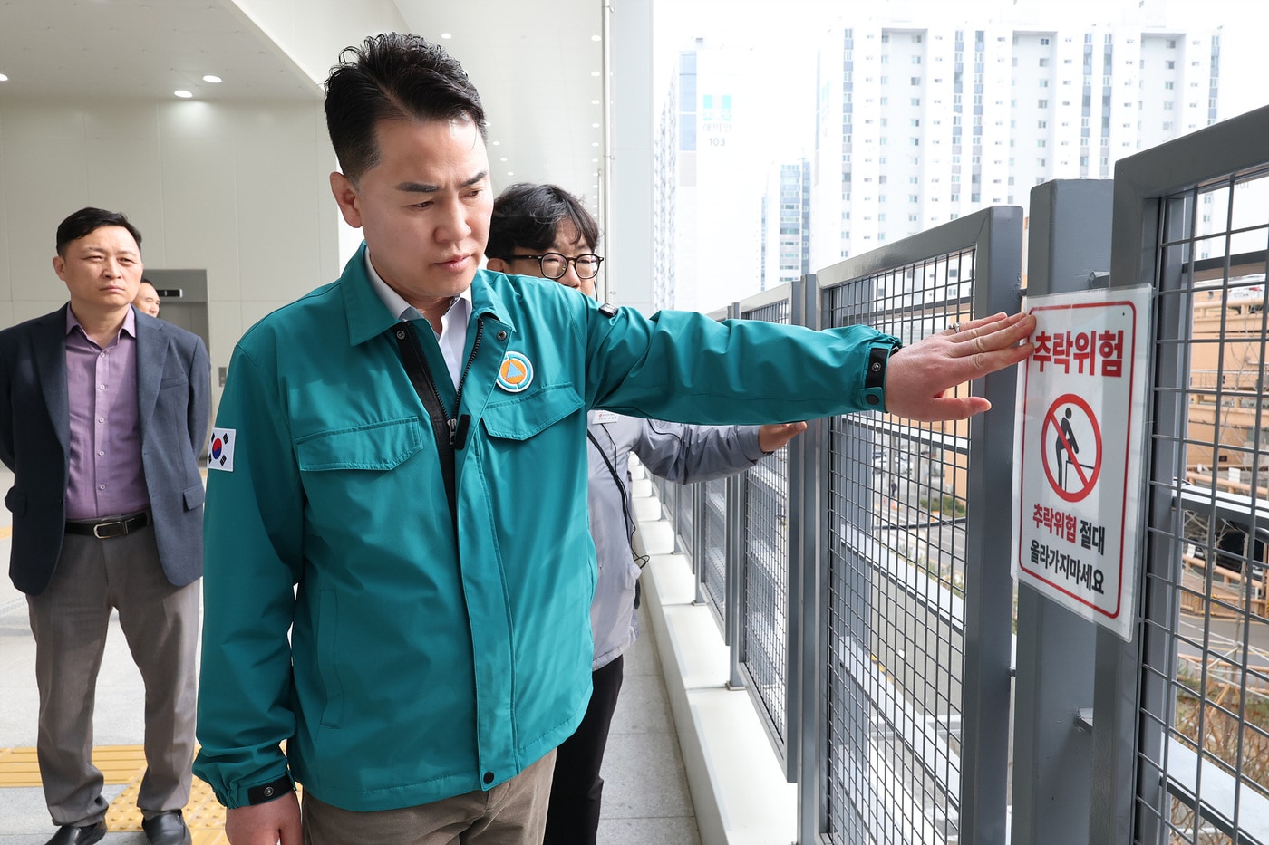 오언석 도봉구청장이 지난 29일 창동민자역사 현장 관계자들과 함께 시설 전반을 점검하고 있다.(도봉구 제공)