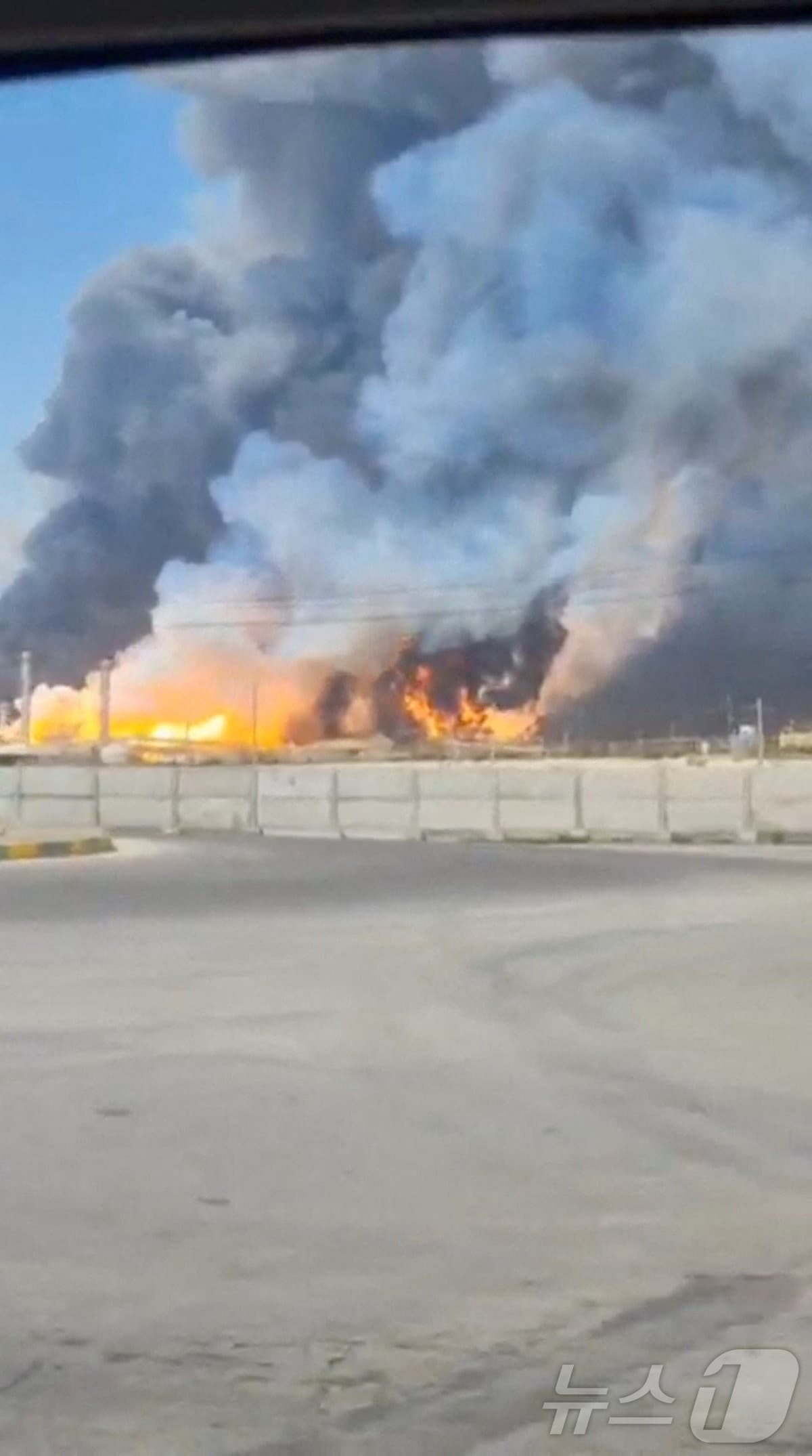 18일(현지시간) 이스라엘의 공격을 받은 이란 남부 사우스파르스 가스전에서 연기와 불길이 치솟고 있다. 2026.3.18. ⓒ 뉴스1 ⓒ 로이터=뉴스1