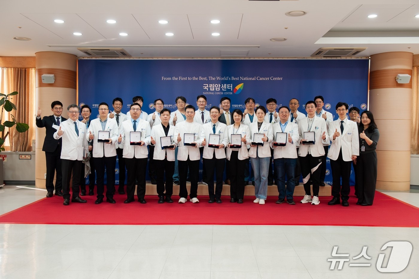 지난 27일 국립암센터에서 진행된 시안국제의학중심병원 의료진의 연수 수료식에서 프로그램 참석자들이 기념촬영을 하고 있다. (국립암센터 제공, 재판매 및 DB금지)