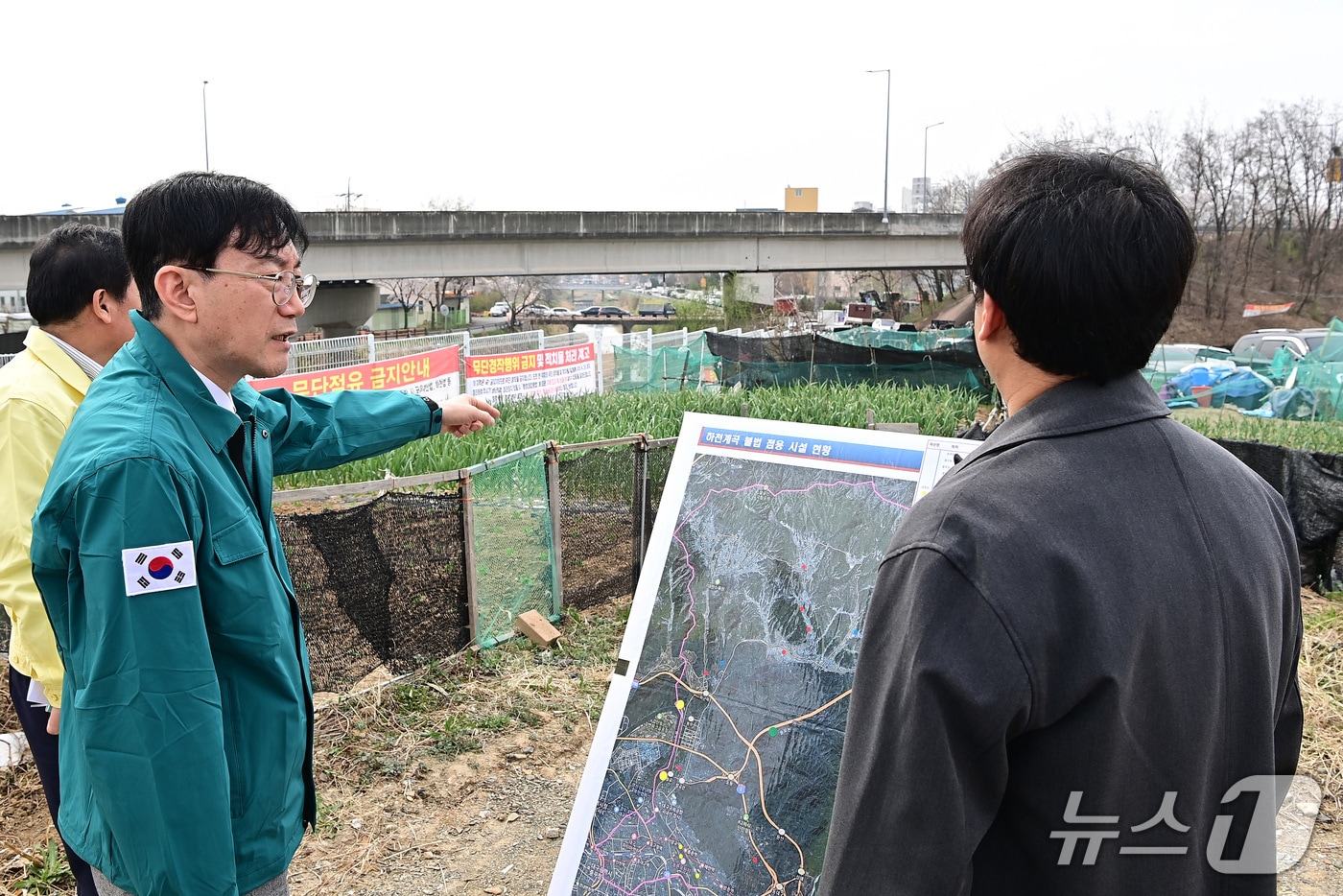 김태운 동구청장 권한대행(왼쪽)이 하천·계곡 주변 불법 점용시설에 대한 현장점검을 하고 있다. (대구 동구 제공. 재판매 및 DB금지)