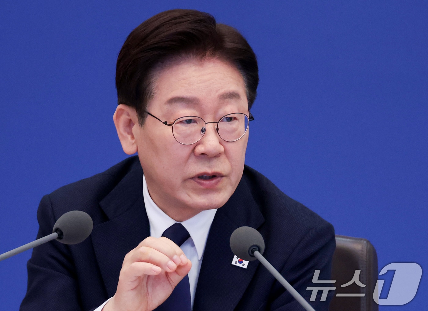 국무회의에서 발언하는 대통령 관련 사진