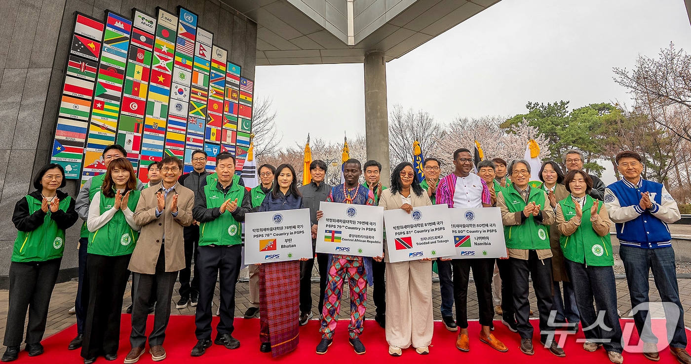 영남대 박정희새마을대학원 앞에서 신규 4개국 입학생 국기 부착식이 열렸다. (영남대 제공. 재판매 및 DB금지)