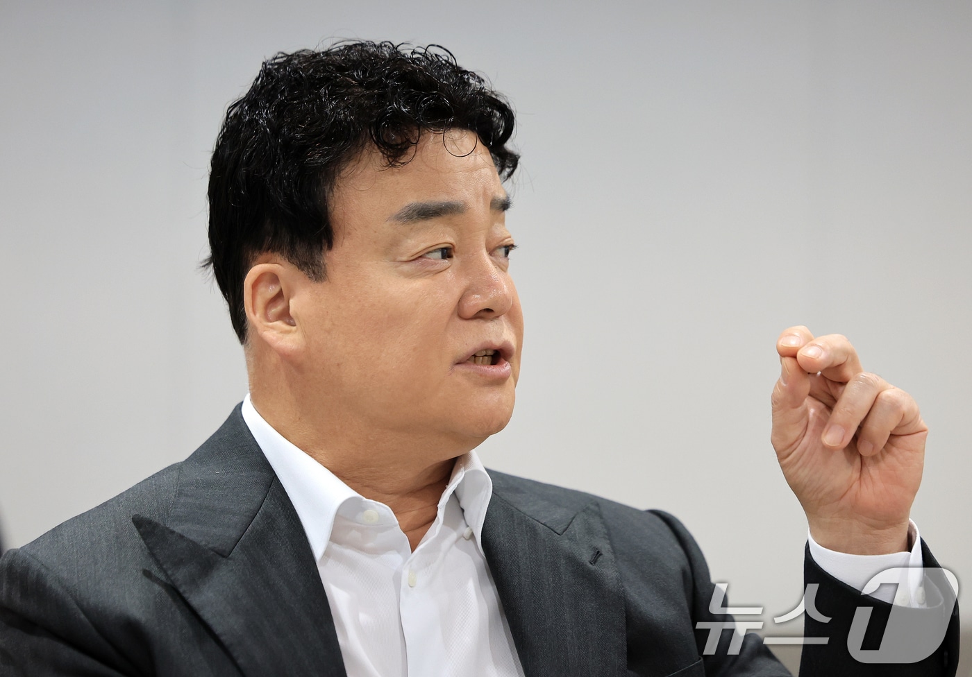 백종원 더본코리아 대표가 서울 서초구 더본코리아별관에서 열린 기자간담회에서 취재진 질문에 답변하고 있다. 2026.3.31 ⓒ 뉴스1 이호윤 기자