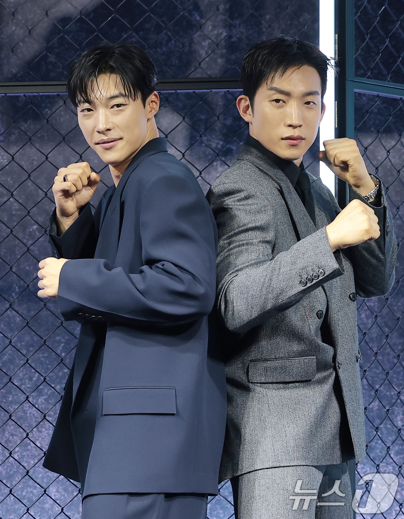 배우 우도한과 이상이(오른쪽)가 31일 오전 서울 중구 앰배서더 서울 풀만 호텔에서 열린 ‘사냥개들’ 시즌 2(극본 김주환/연출 김주환) 제작발표회에서 포즈를 취하고 있다. ‘사냥개들’ 시즌 2는 극악무도한 불법 사채꾼 일당을 때려잡은 건우(우도환 분)와 우진(이상이 분)이 돈과 폭력이 지배하는 글로벌 불법 복싱 리그를 상대로 또 한 번 통쾌한 훅을 날리는 이야기다. 2026.3.31 ⓒ 뉴스1 권현진 기자