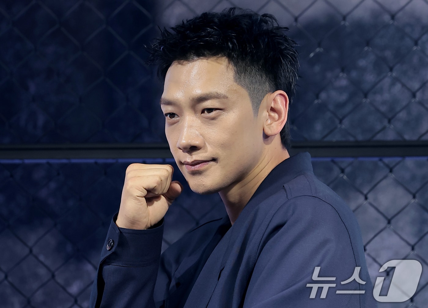 배우 징지훈(비)이 31일 오전 서울 중구 앰배서더 서울 풀만 호텔에서 열린 ‘사냥개들’ 시즌 2(극본 김주환/연출 김주환) 제작발표회에서 포즈를 취하고 있다. ‘사냥개들’ 시즌 2는 극악무도한 불법 사채꾼 일당을 때려잡은 건우(우도환 분)와 우진(이상이 분)이 돈과 폭력이 지배하는 글로벌 불법 복싱 리그를 상대로 또 한 번 통쾌한 훅을 날리는 이야기다. 2026.3.31 ⓒ 뉴스1 권현진 기자