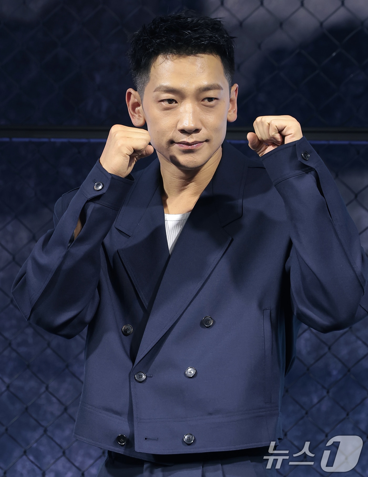 배우 징지훈(비)이 31일 오전 서울 중구 앰배서더 서울 풀만 호텔에서 열린 ‘사냥개들’ 시즌 2(극본 김주환/연출 김주환) 제작발표회에서 포즈를 취하고 있다. ‘사냥개들’ 시즌 2는 극악무도한 불법 사채꾼 일당을 때려잡은 건우(우도환 분)와 우진(이상이 분)이 돈과 폭력이 지배하는 글로벌 불법 복싱 리그를 상대로 또 한 번 통쾌한 훅을 날리는 이야기다. 2026.3.31 ⓒ 뉴스1 권현진 기자