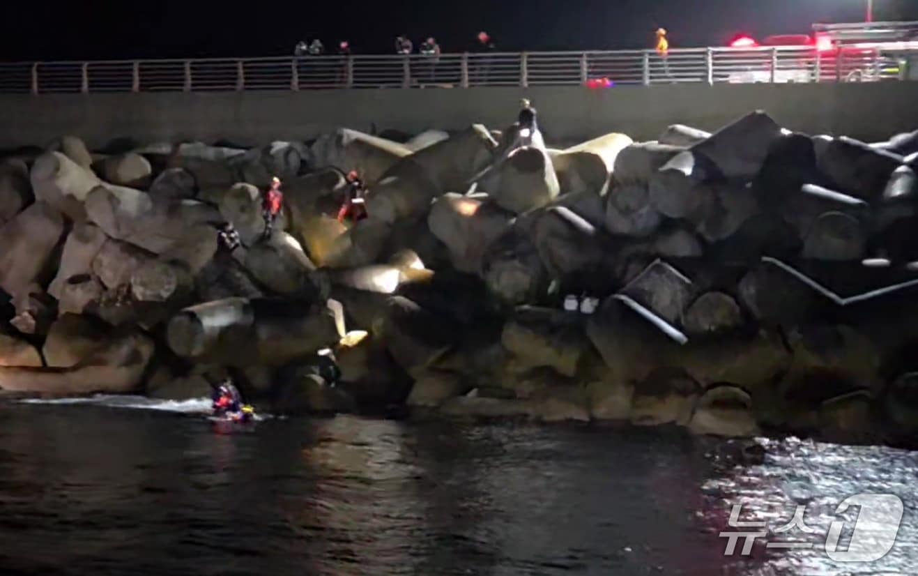 지난 30일 오후 6시46분쯤 경북 영덕군 축산항 북방파제 테트라포드 인근 해상에서 바다에 추락한 40대 낚시객 2명이 울진해경에 구조됐다. (울진해양경찰서제공, 재판매 및 DB금지) 2026.3..31/뉴스1 