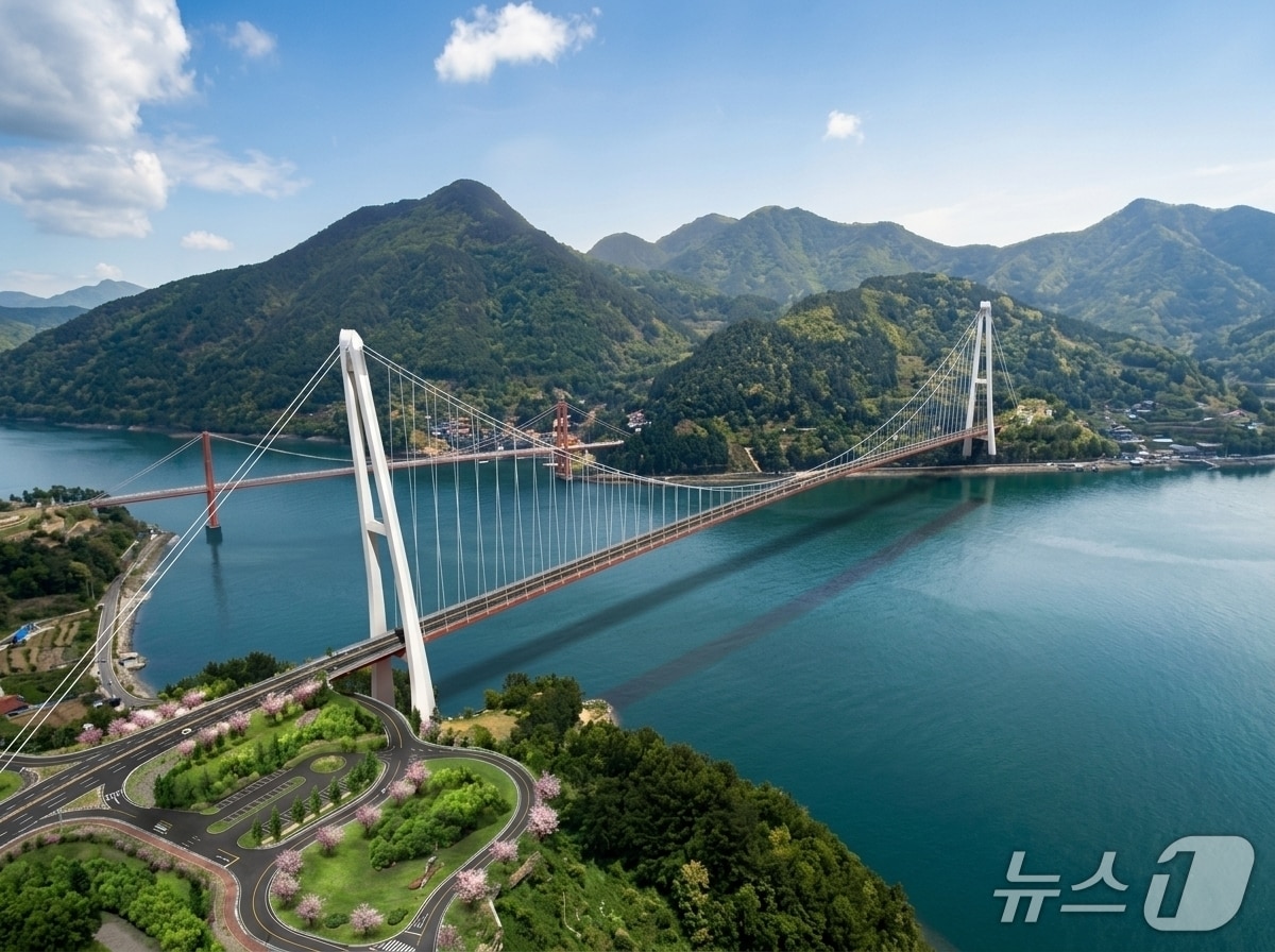 남해 노량대교(앞쪽)과 남해대교(남해군 제공. 재판매 및 DB금지).