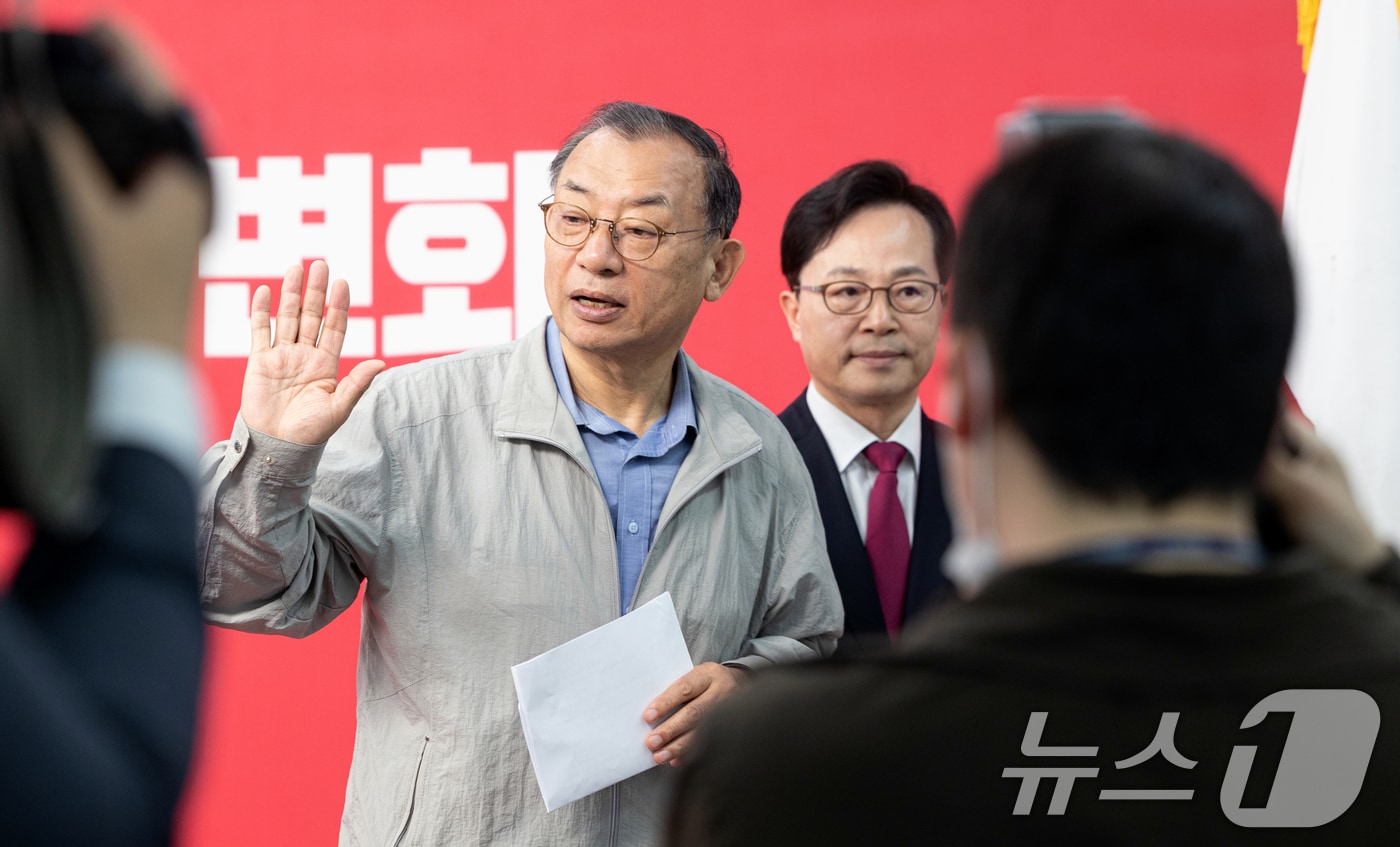 이정현 국민의힘 공천관리위원장이 31일 서울 여의도 중앙당사에서 50만 이상 도시 경선 결과 발표 및 사퇴의사를 밝힌 뒤 '안녕'이라는 손짓을 하면서 발걸음을 옮기고 있다. 2026.3.31 ⓒ 뉴스1 이승배 기자