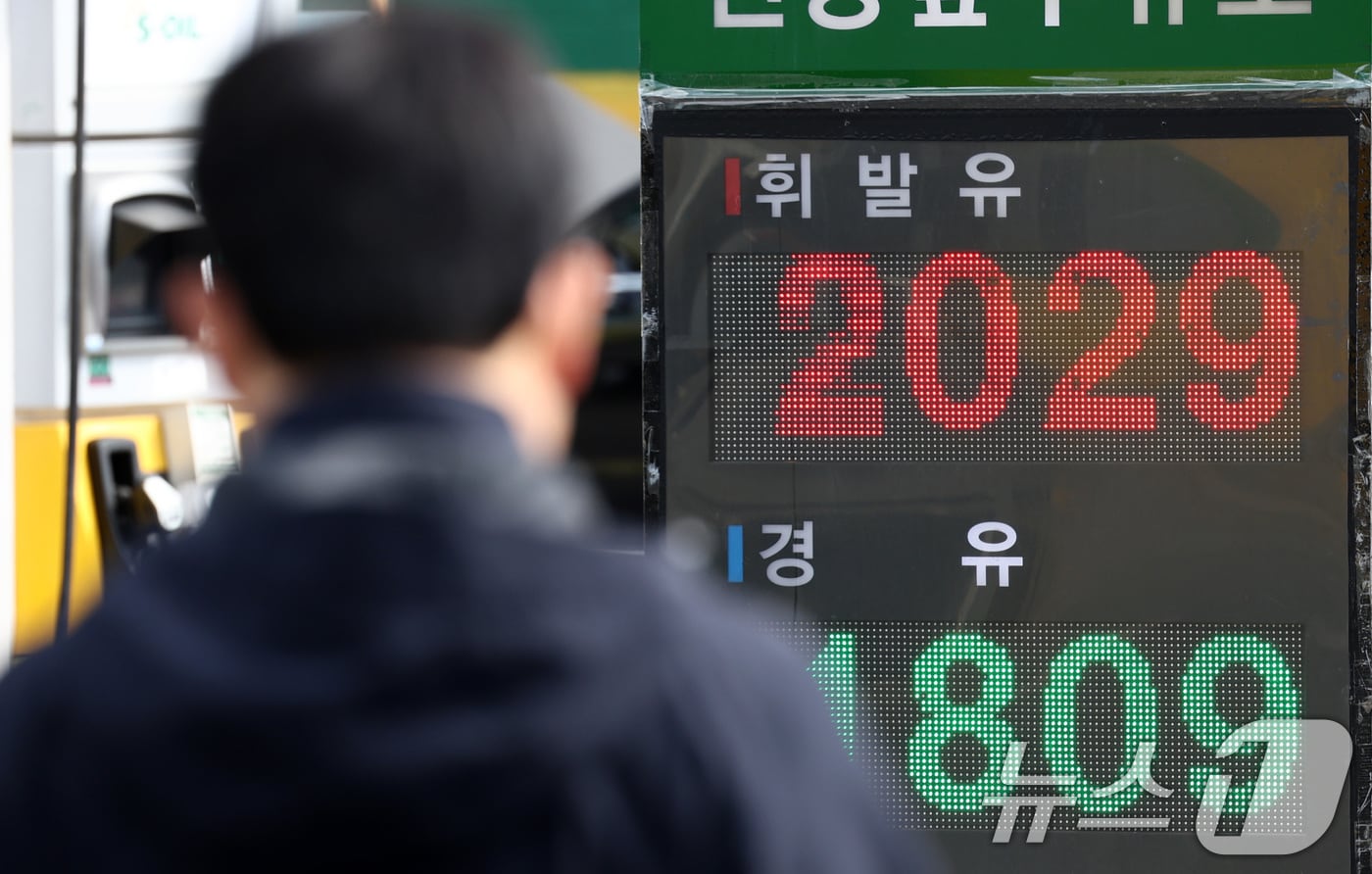 이재명 대통령은 31일 청와대에서 국무회의를 열고 '2026년 추경 예산안'을 의결했다. 사진은 이날 오후 서울의 한 주유소의 모습. 2026.3.31 ⓒ 뉴스1 최지환 기자