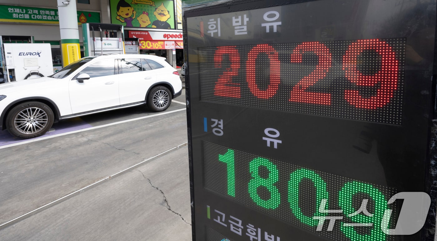 이재명 대통령은 31일 청와대에서 국무회의를 열고 '2026년 추경 예산안'을 의결했다. 추경안은 최고가격제와 나프타 수급 위기 대응을 위해 5조원의 예비비를 편성해 정유사 손실분을 보전하며 나프타 위기 대응에 5000억원, 유류비 예산 부족분 대응 명목의 3000억원 등 중동 상황 장기화에 대응하는 예산을 편성했다. 사진은 이날 오후 서울의 한 주유소의 모습. 2026.3.31 ⓒ 뉴스1 최지환 기자