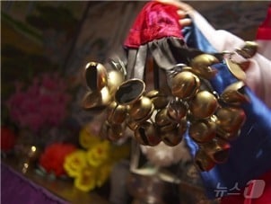 박찬경 작 '만신: 만개의 영혼', 2013, 영화 스틸 (광주비엔날레 제공, 재판매 및 DB금지) ⓒ 뉴스1