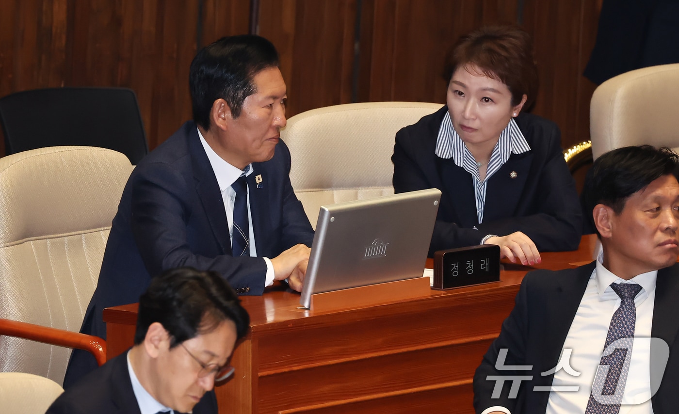 정청래 더불어민주당 대표가 지난 3월 31일 서울 여의도 국회에서 열린 제433회국회(임시회) 제3차 본회의에 참석해 이언주 의원과 대화를 나누고 있다. 2026.3.31 ⓒ 뉴스1 김도우 기자