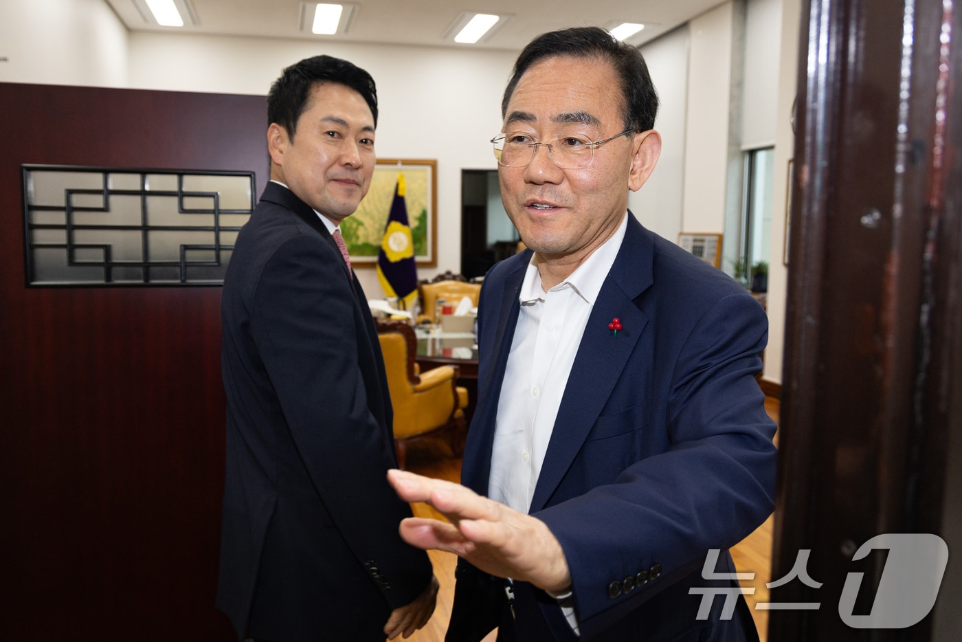 지난 3월 31일 장동혁 국민의힘 대표가 대구시장 후보 경선에서 컷오프(공천배제)된 주호영 국민의힘 의원과 이야기를 하기 위해 국회 부의장실을 찾은 모습. 2026.3.31 ⓒ 뉴스1 유승관 기자