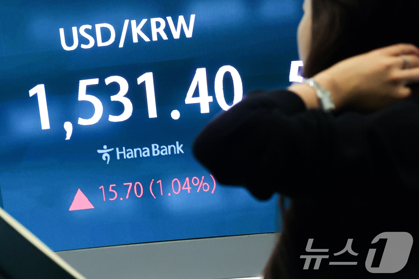 중동 긴장 고조가 이어지는 31일 오후 서울 중구 하나은행 본점 딜링룸 전광판에 증시 시황이 표시되고 있다. 이날 코스피는 전 거래일 대비 224.84포인트(4.26%) 내린 5252.46으로, 코스닥 지수는 54.66포인트(4.94%) 하락한 1052.39로 마감했다. 원·달러 환율은 전일 오후 3시30분 주간종가 대비 14.4원 오른 1530.1원을 기록했다. 2026.3.31 ⓒ 뉴스1 임지훈 인턴기자