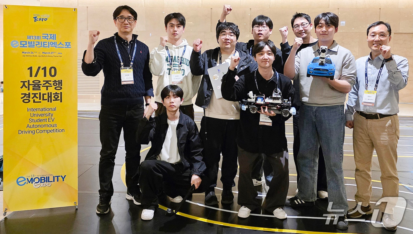 '제5회 국제 대학생 E전기자동차(EV )자율주행 경진대회' 1/10 스케일 부문에서 대상과 혁신상을 받은 대구가톨릭대 로봇공학과 학생과 지도교수가 기념 촬영을 하고 있다. (대구가톨릭대 제공. 재판매 및 DB금지)
