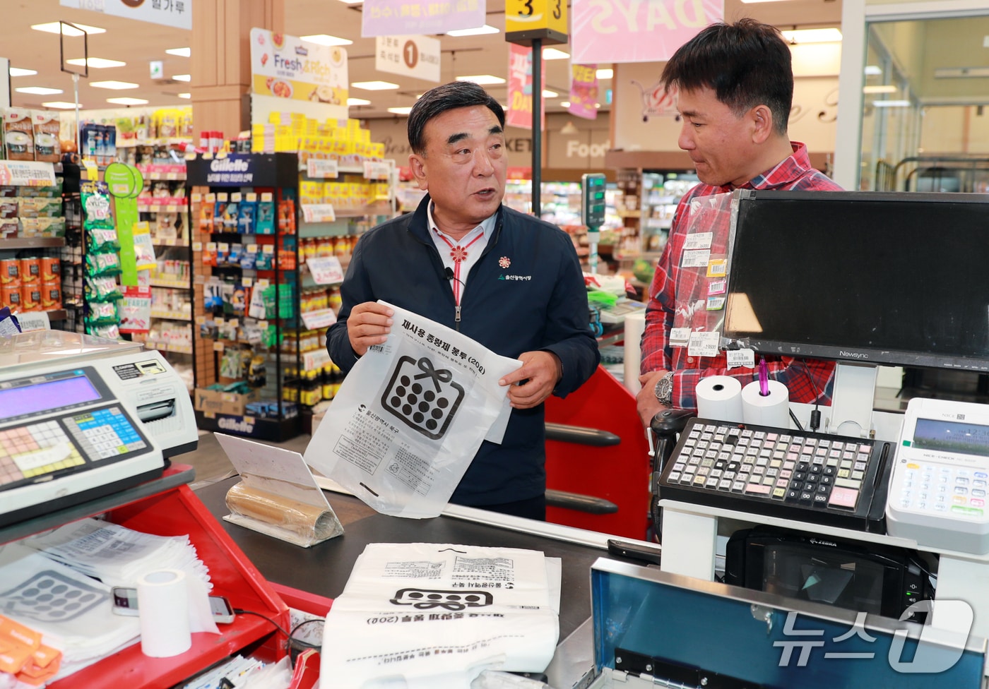 김두겸 울산시장이 31일 북구 신천마트리테일에서 종량제봉투 수급 상황을 점검하고 있다. (울산시 제공. 재판매 및 DB 금지) /뉴스1