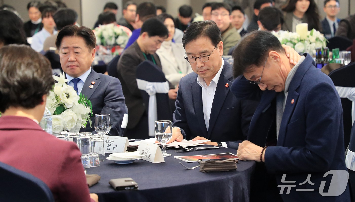 지난 13일 제주썬호텔에서 열린 제주도기자협회 신년하례회에 참석한 (왼쪽부터) 오영훈 제주도지사와 위성곤 국회의원, 문대림 국회의원.(제주도기자협회 제공, 재판매 및 DB 금지)